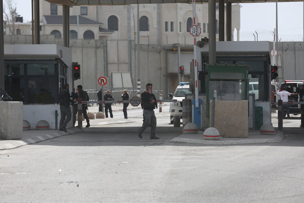 L’armée israélienne ferme le barrage militaire "Qalandiya"  au nord de Jérusalem