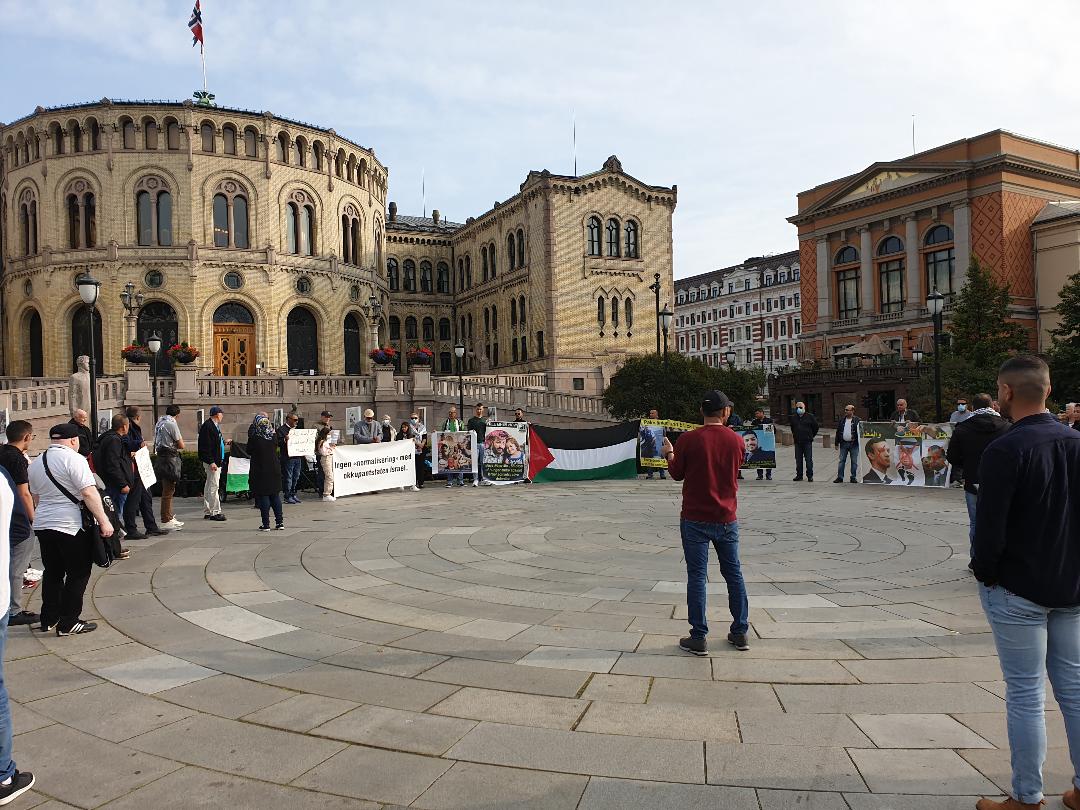 Une protestation devant le Parlement norvégien, contre les accords de normalisation avec Israël