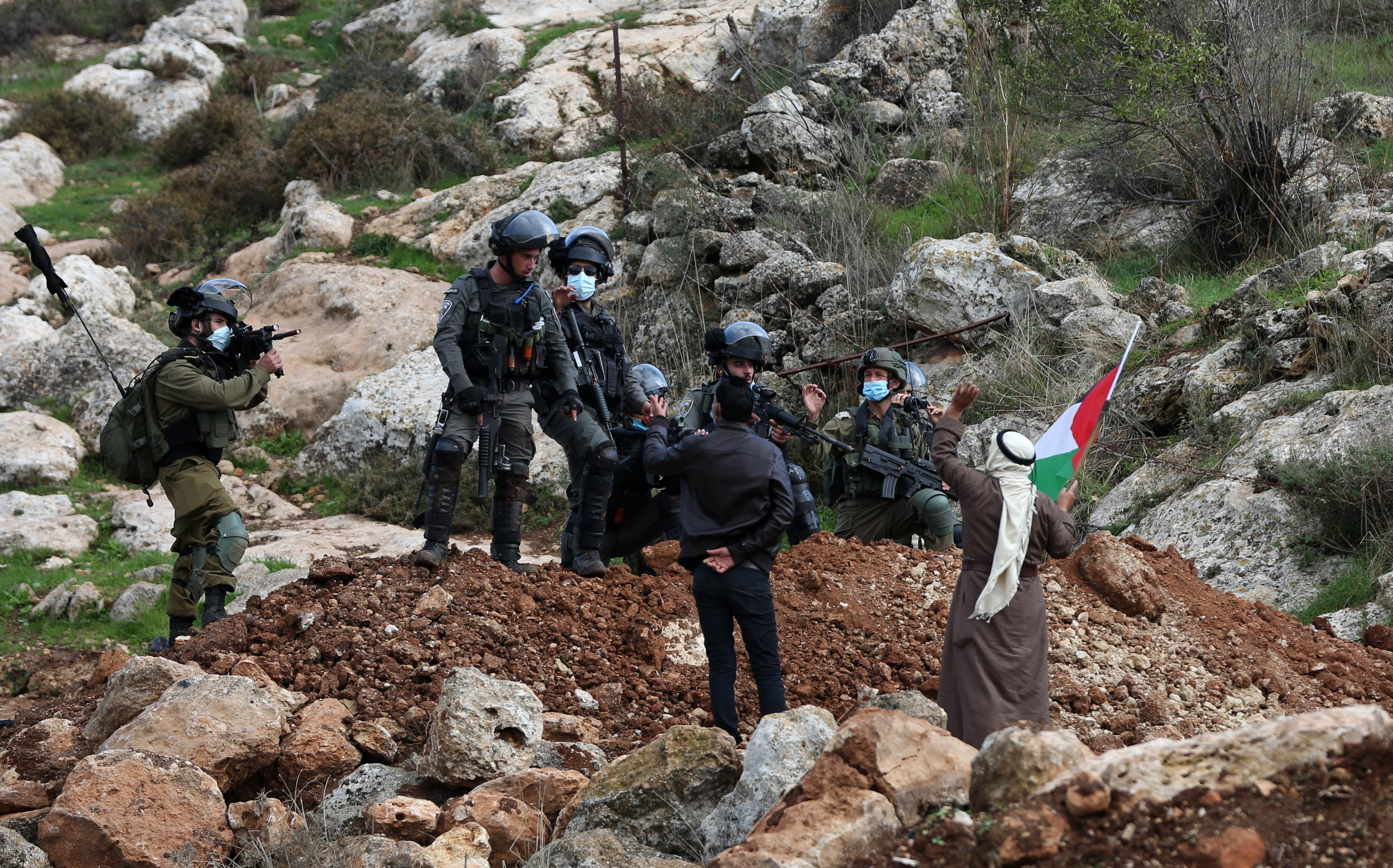 Des citoyens blessés et suffoqués lors de la répression israélienne d’une marche pacifique à Naplouse