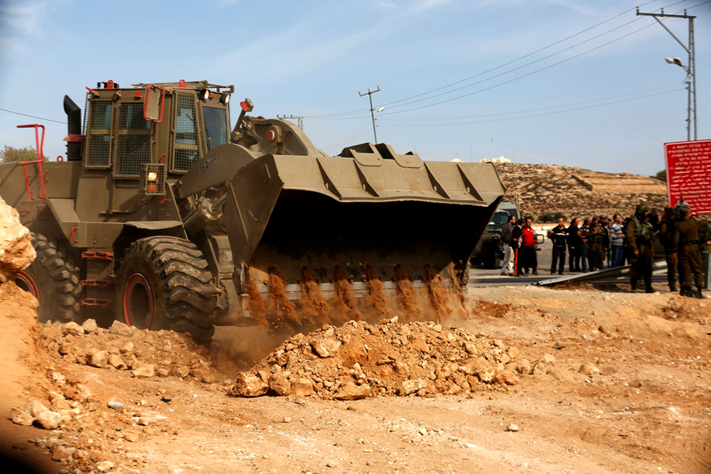 Les forces d’occupation rasent des terres et construisent une route à Tulkarem