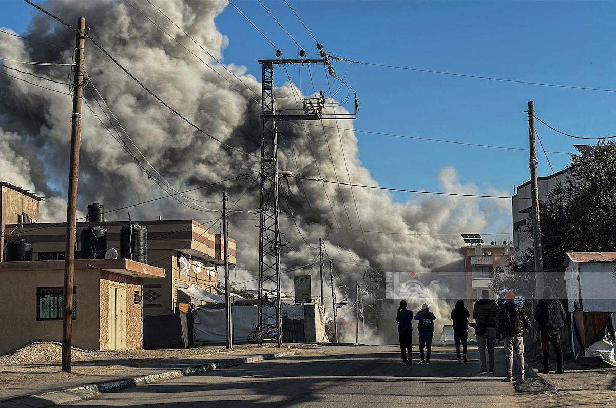 Des Palestiniens blessés dans des bombardements israéliens sur le quartier d'Al-Salam, à l'est de Rafah