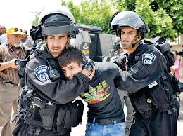 Les forces israéliennes d'occupation arrêtent trois enfants du camp de Jalazoun