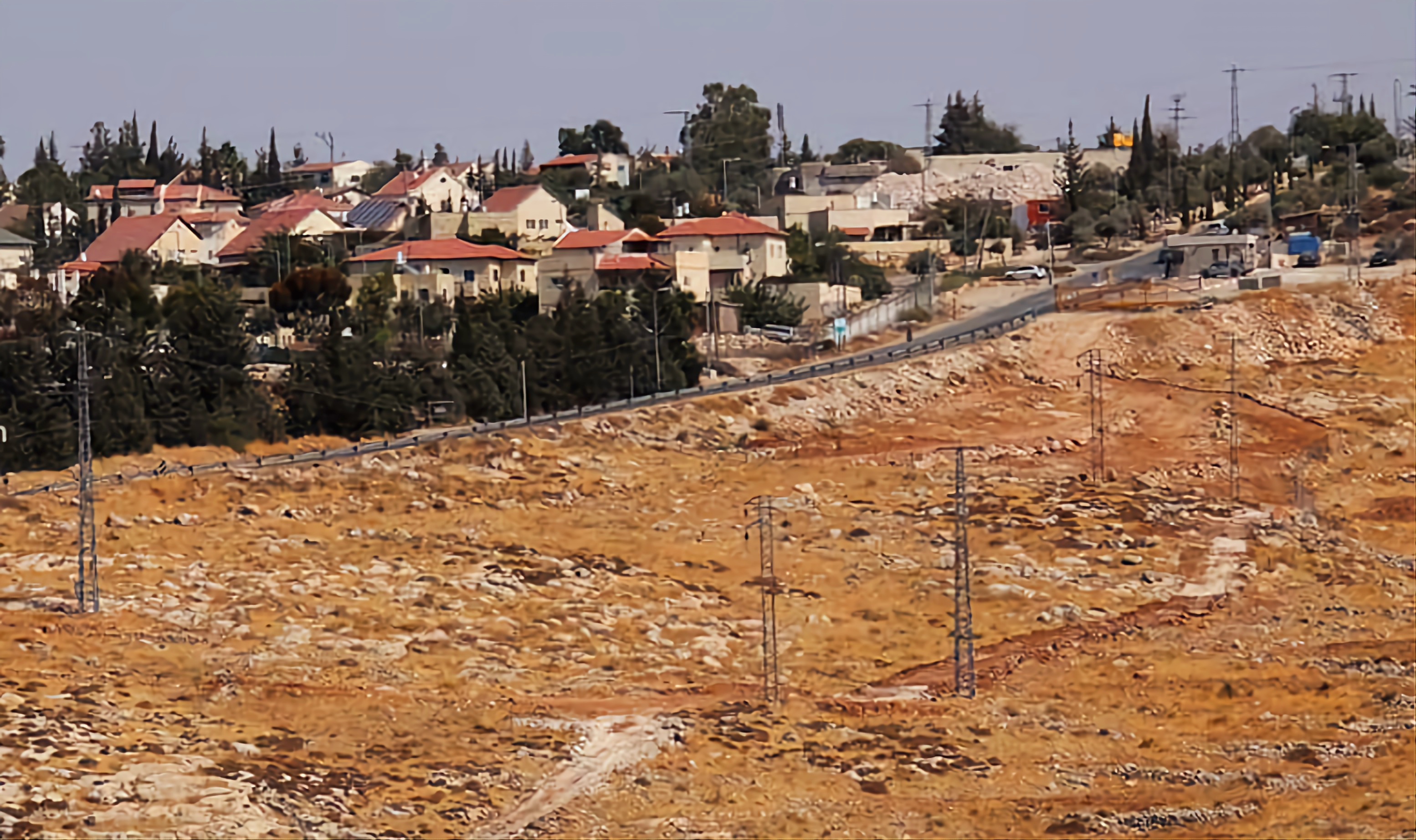 Des colons israéliens installent des poteaux électriques près de Bethléem