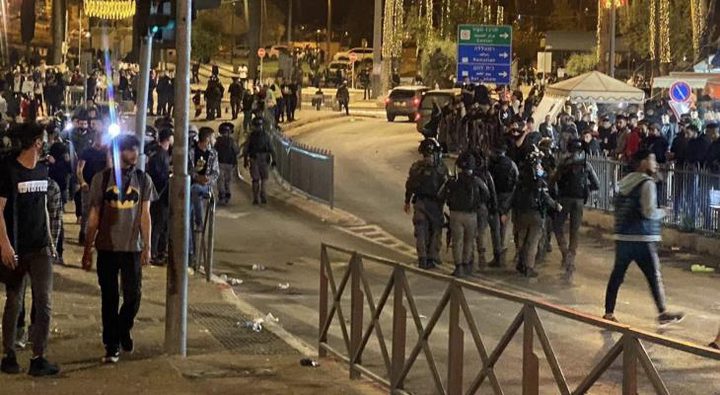 Les forces d’occupation israéliennes attaquent les fidèles Palestiniens à Jérusalem occupée