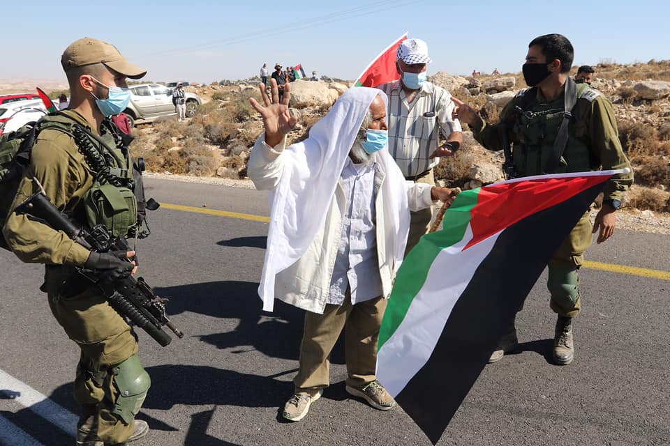 Les forces israéliennes agressent les participants d’une marche pacifique contre la colonisation au sud d’Hébron