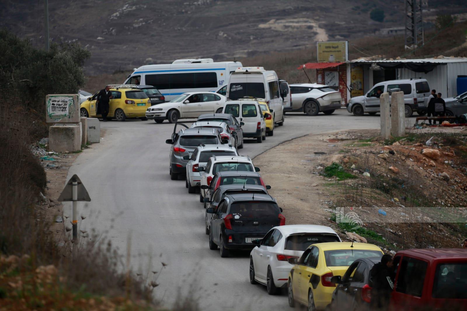 Des bulldozers israéliens bloquent une route clé à Tammoun, perturbant la circulation
