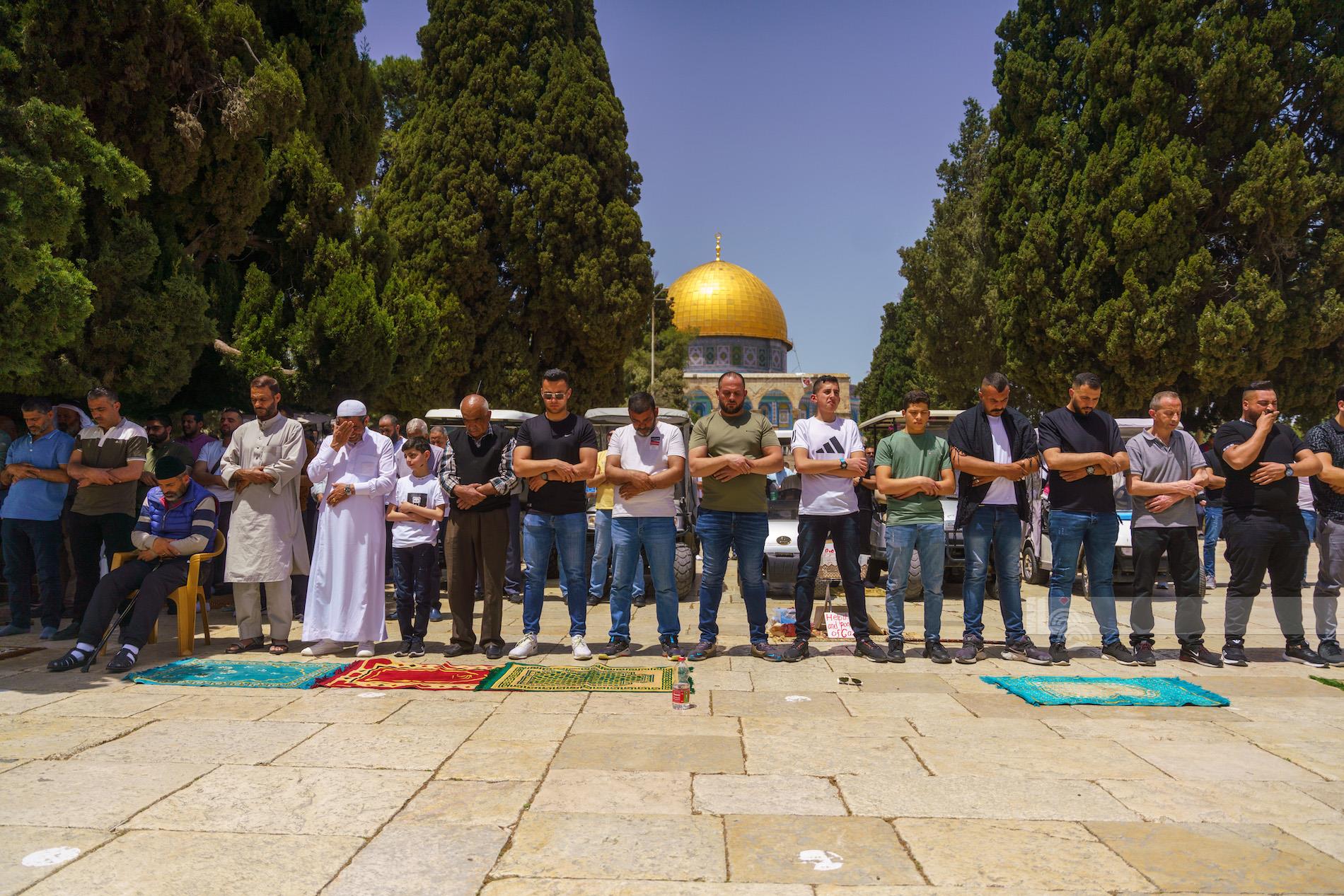 Près de 70 000 fidèles ont accompli la prière du vendredi à la mosquée Al-Aqsa malgré les restrictions israéliennes