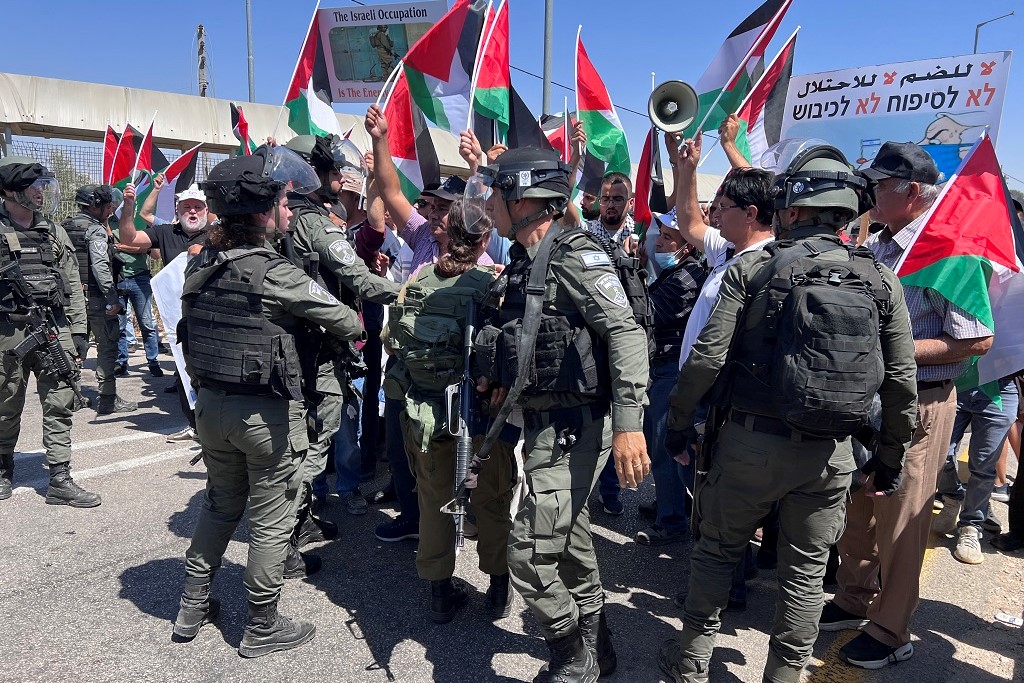 Les forces d’occupation répriment une manifestation condamnant le siège contre le village de Nabi Samuel 
