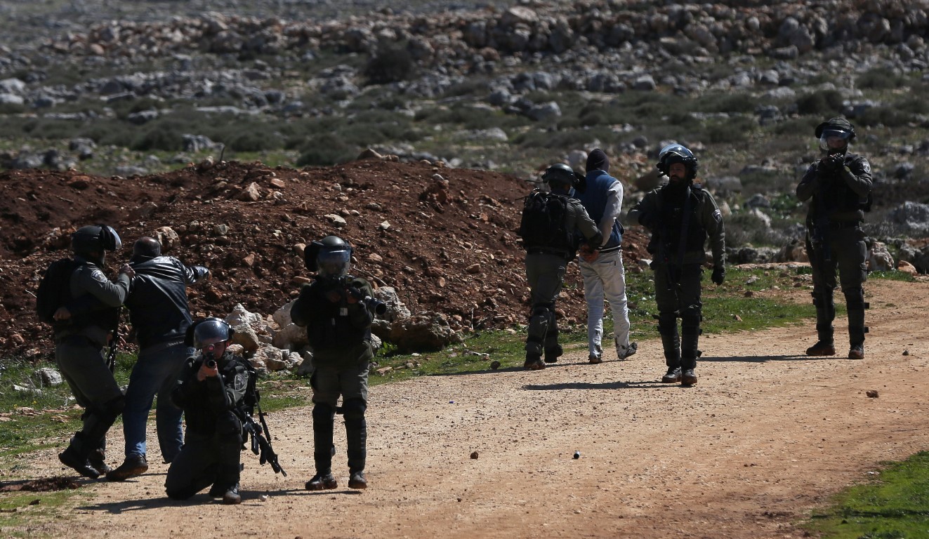 L'occupation arrête un civil palestinien et entrave la circulation des citoyens près de Jénine  