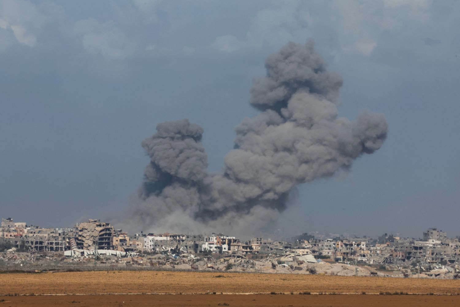 Martyrs et blessés dans les bombardements d'occupation sur les villes de Gaza et Khan Yunis