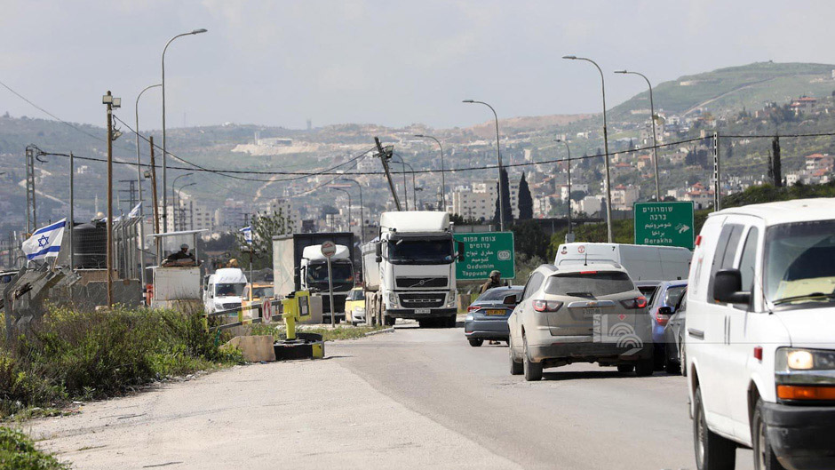 Fermeture de plusieurs routes au nord de Ramallah, provoquant une crise de circulation 