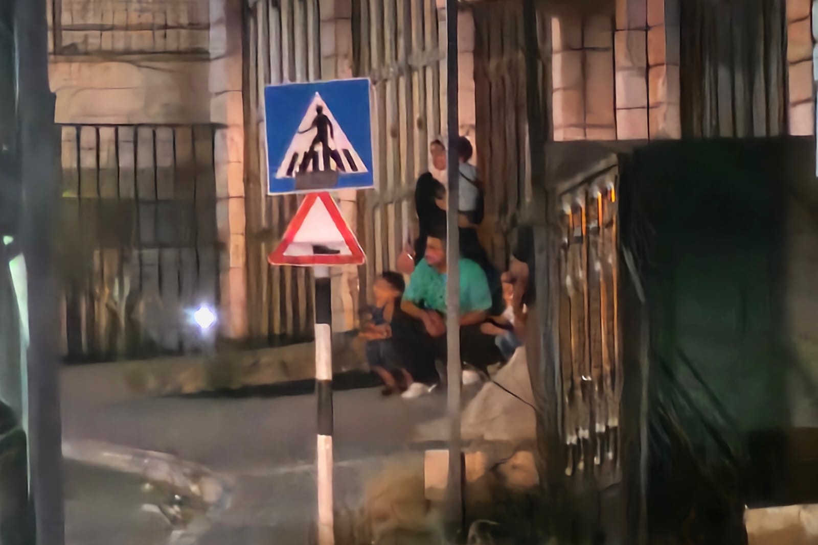 Hébron : les forces de l’occupation envahissent les maisons des civils