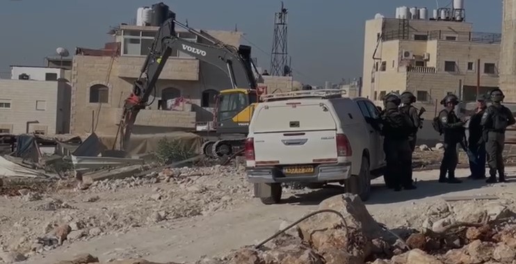 L'occupation démolit une maison et des installations près de Jérusalem occupée