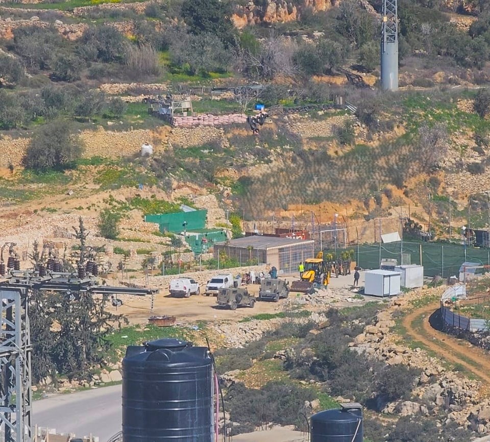 L'armée israélienne démolit un restaurant et un complexe sportif à Nahalin près de Bethléem