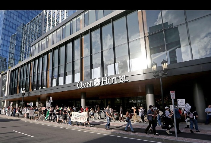 Une manifestation à Washington appelant à la fermeture des institutions américaines qui financent les colonies 
