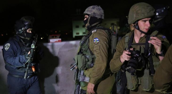 Les forcés armées israéliennes arrêtent trois Palestiniens en Cisjordanie occupée
