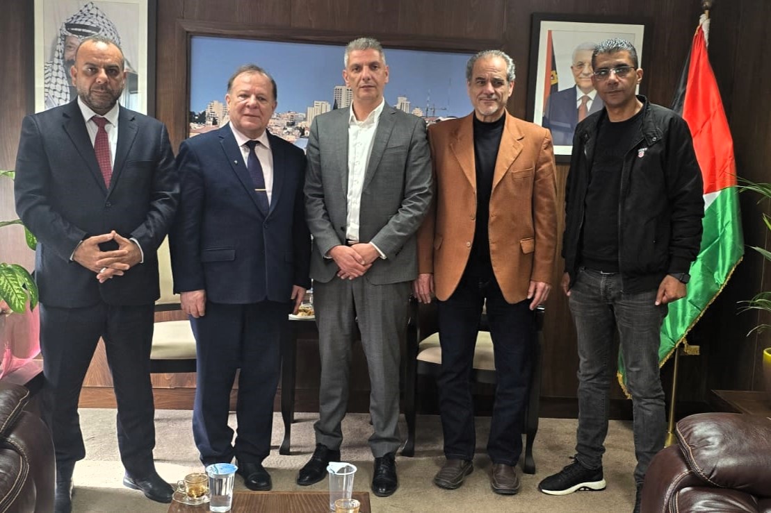 Abou al-Hommos informe un écrivain russe des dernières évolutions concernant les prisonniers palestiniens