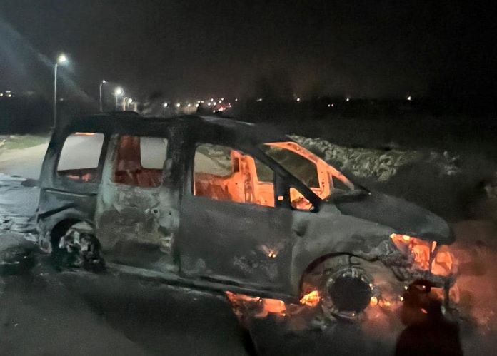 Des colons incendient et endommagent deux maisons et des véhicules palestiniens près de Ramallah