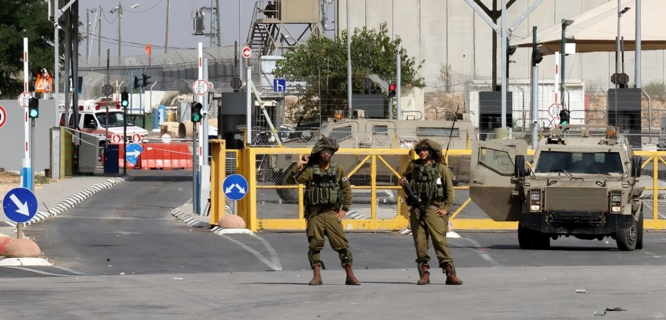 Une palestinienne accouche à un poste de contrôle militaire israélien au milieu des restrictions de mouvement