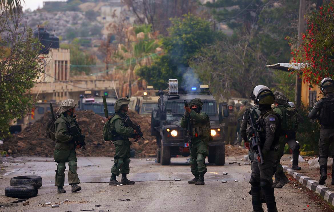 L'armée israélienne agresse deux citoyens avant de les arrêter dans la vieille ville d'Hébron