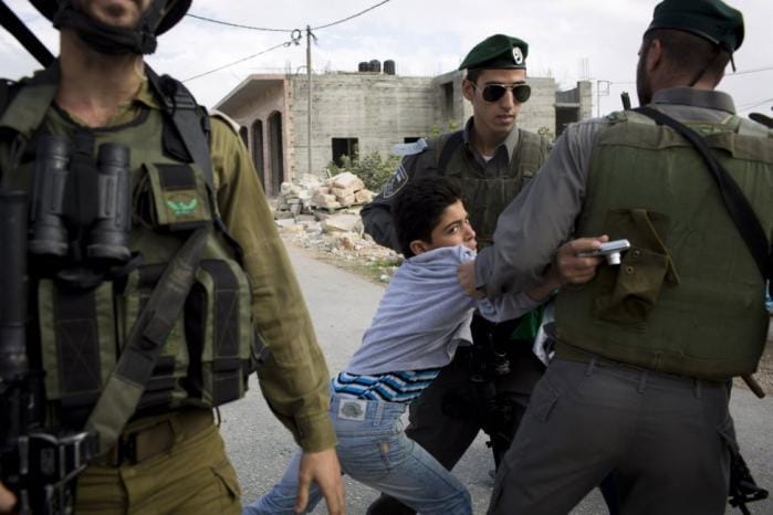 Les forces d’occupation israéliennes arrêtent un Palestinien à Jérusalem occupée