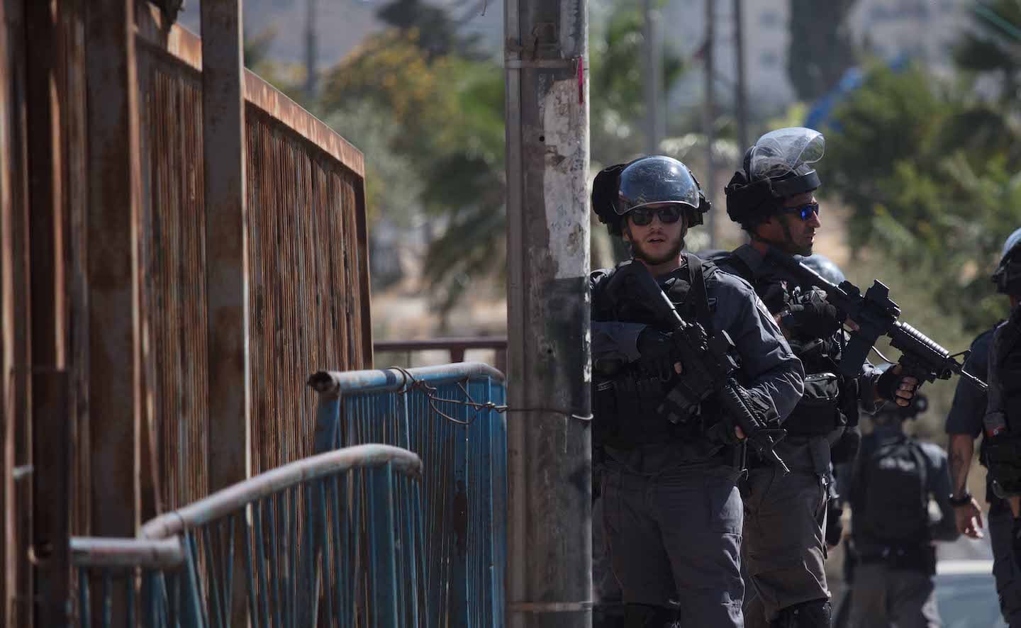 Les forces israéliennes arrêtent un Palestinien à Jérusalem occupée