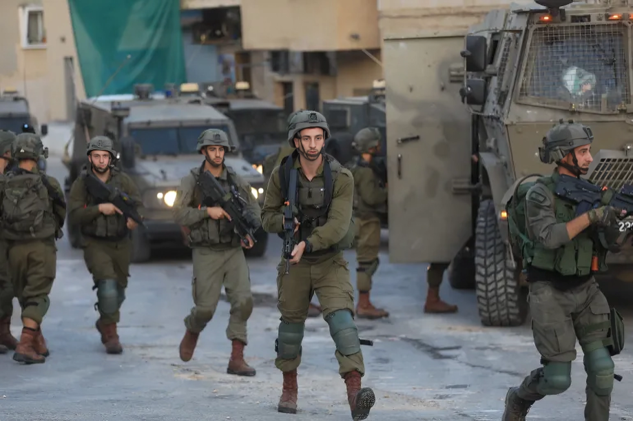 Les soldats israéliens volent une importante somme d'argent lors de leurs incursions dans deux villages à Naplouse