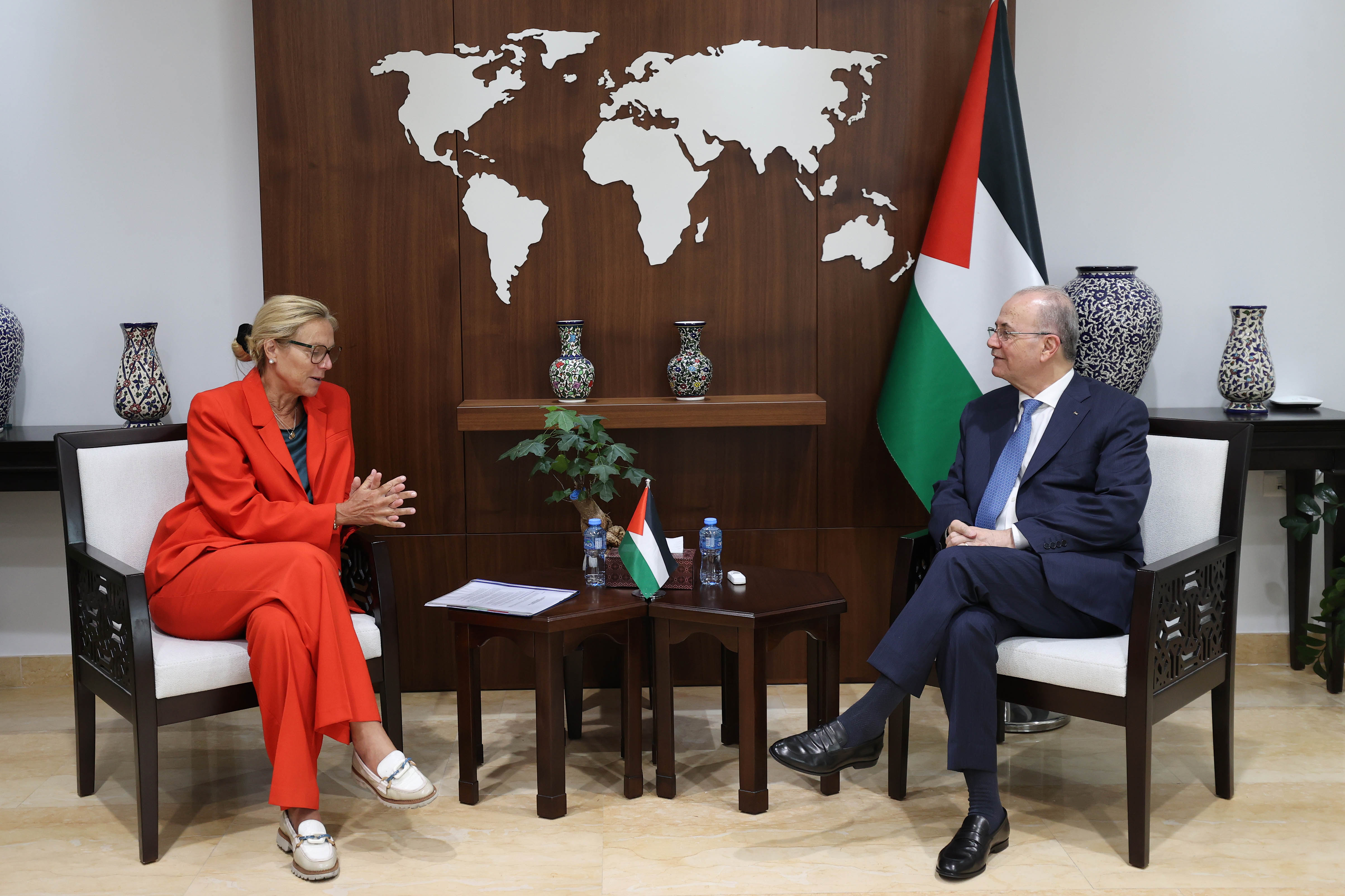  Le Premier ministre discute avec un coordinateur de l'ONU des plans de secours du gouvernement dans la bande de Gaza