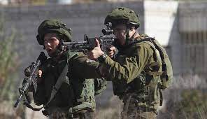 Les forces militaires israéliennes tirent sur un véhicule au nord de Ramallah
