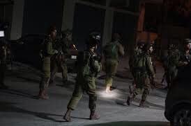 Les forces israéliennes arrêtent un Palestinien et son épouse à Jérusalem occupée