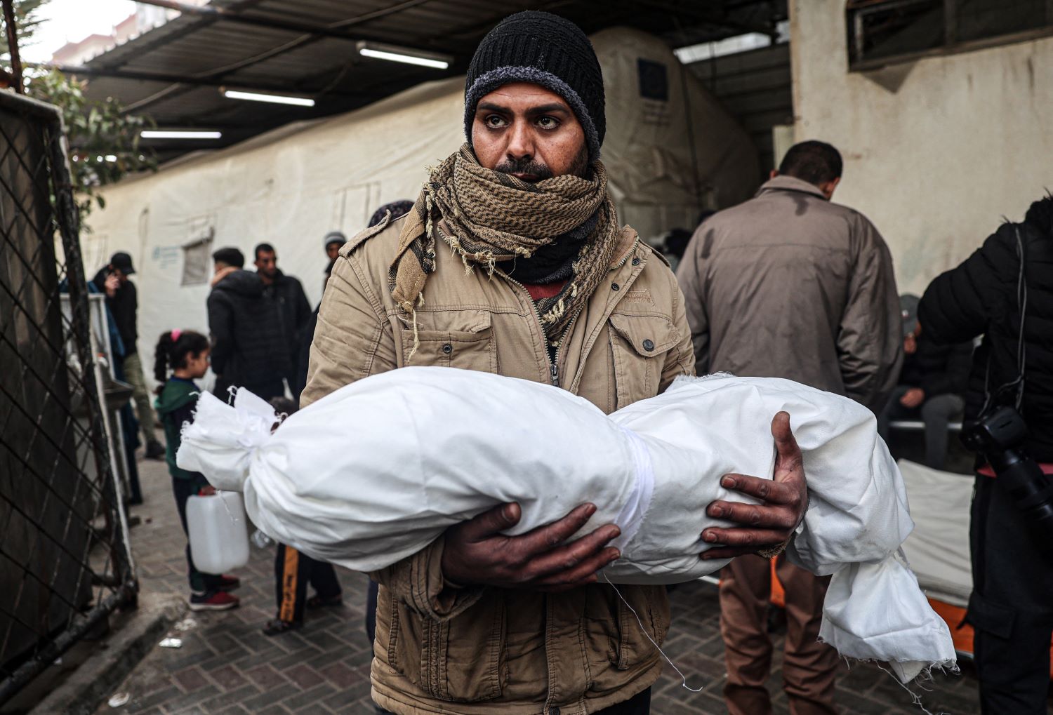 Deux martyrs, dont un enfant, lors des bombardements d'occupation à Khan Yunis