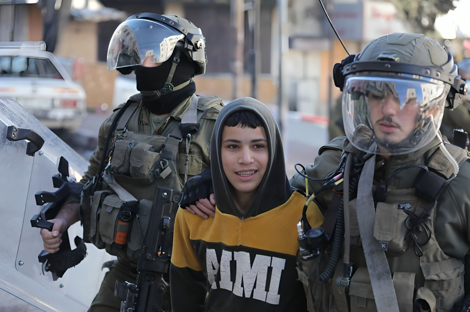L'armée israélienne arrête 16 Palestiniens dont un enfant lors d'invasions en Cisjordanie