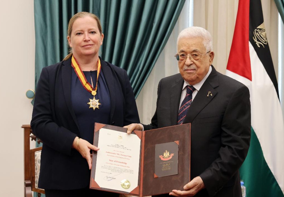 Le président Abbas décerne à l'ambassadeur norvégien Torunn Viste l'Étoile de l'amitié