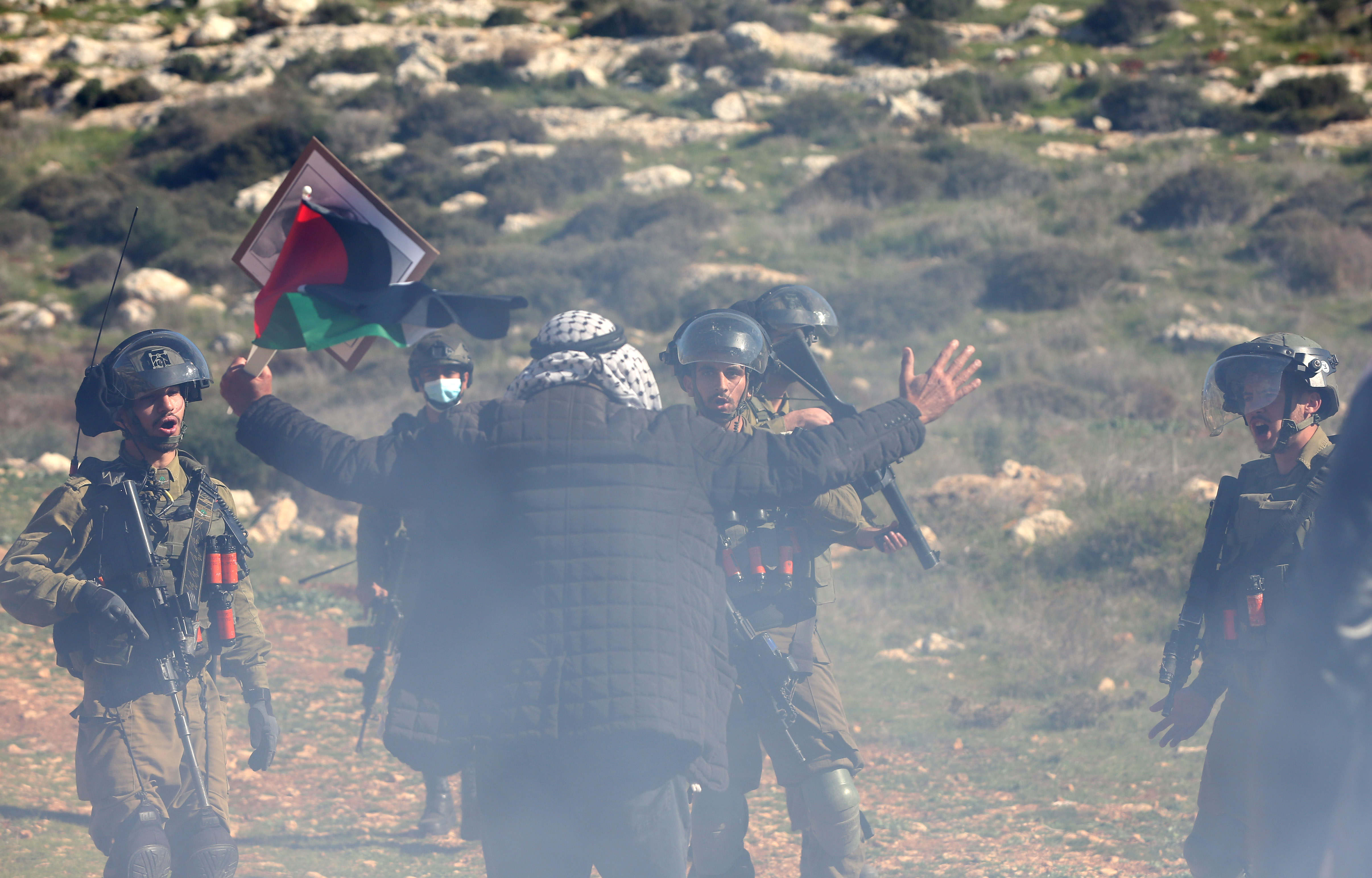 Trois Palestiniens blessés et d'autres sont étouffés par des tirs israéliens à Naplouse