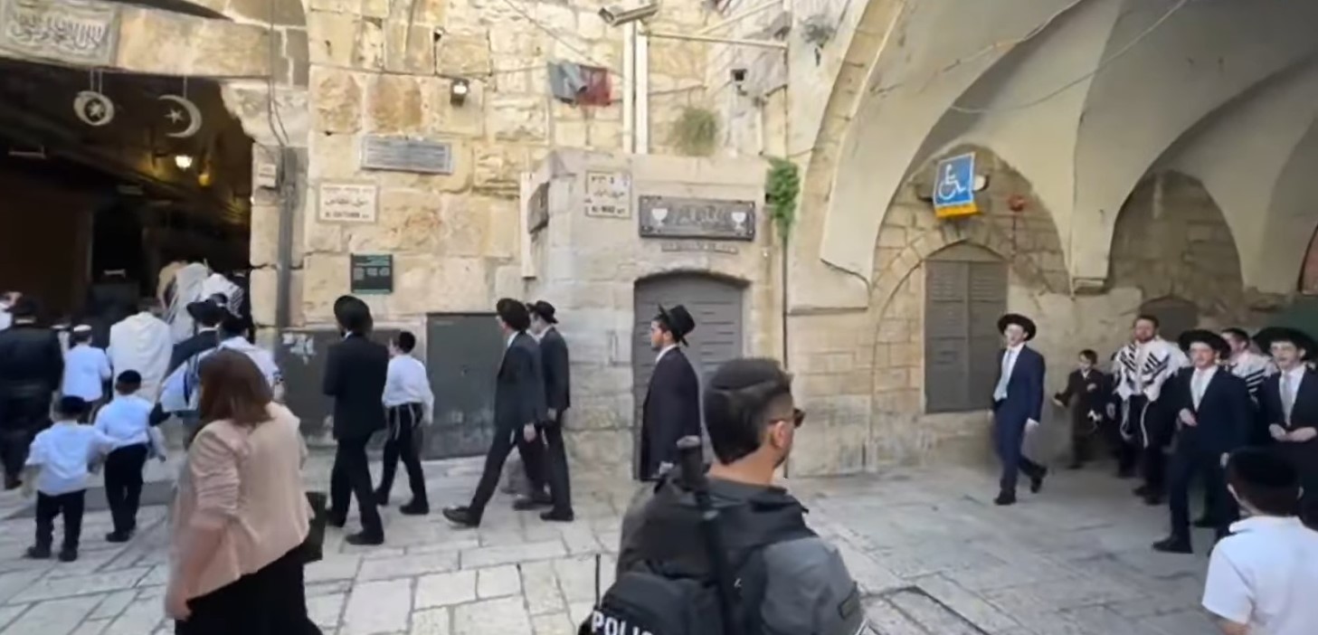 Les colons effectuent des rituels dans la vieille ville de Jérusalem 