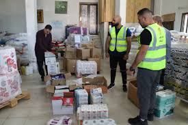 Le Comité présidentiel d'aide distribue des colis alimentaires aux familles nécessiteuses de la bande de Gaza.