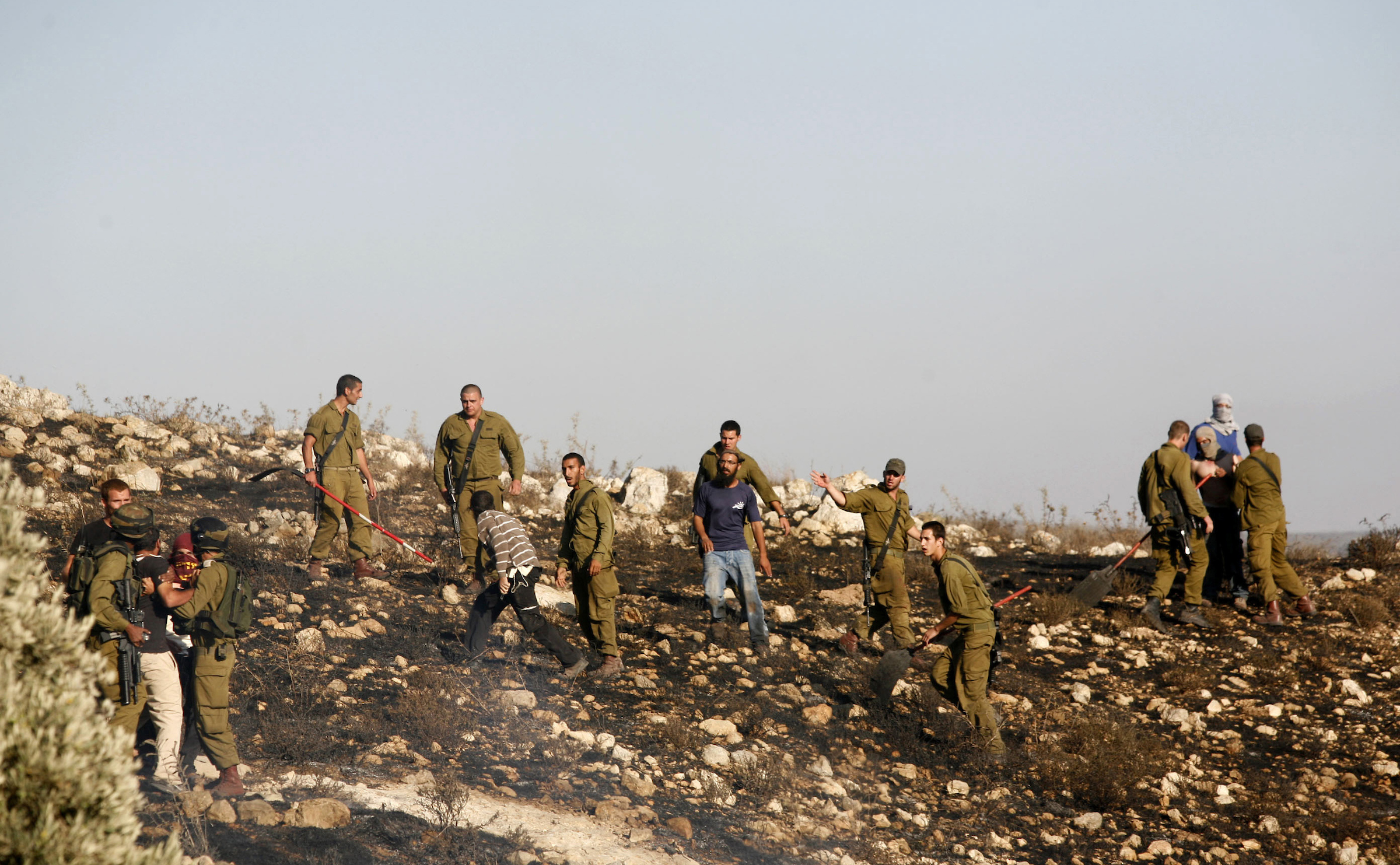 Cisjordanie : les colons envahissent des régions et entrave le mouvement des civils palestiniens