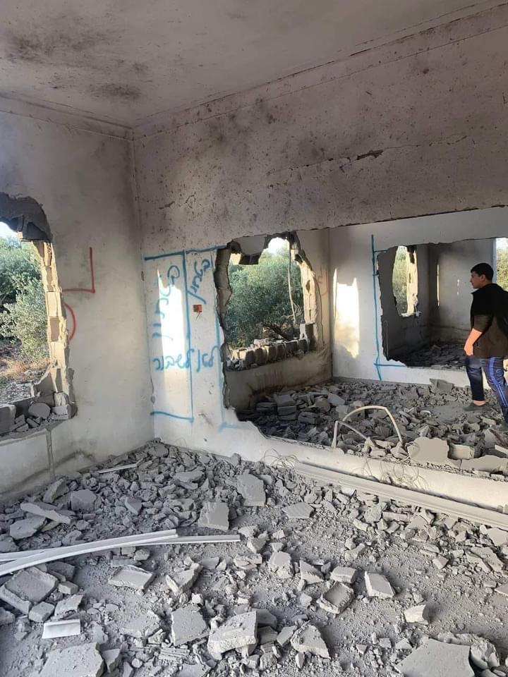 L'occupation explose la maison d’un prisonnier et blesse trois jeunes Palestiniens par balles