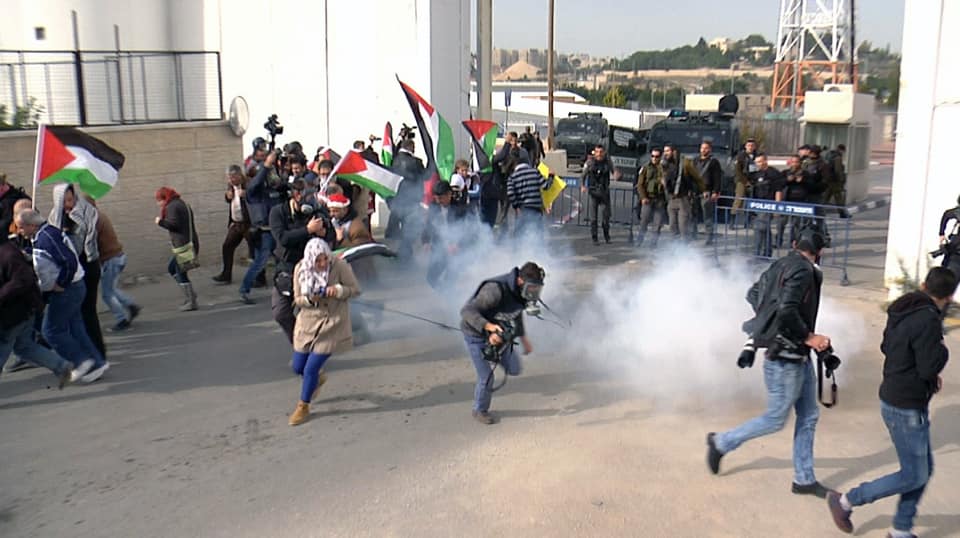 Des citoyens blessés par balles et d’autres étouffés lors de la répression israélienne de la marche de Kafr Qaddoum
