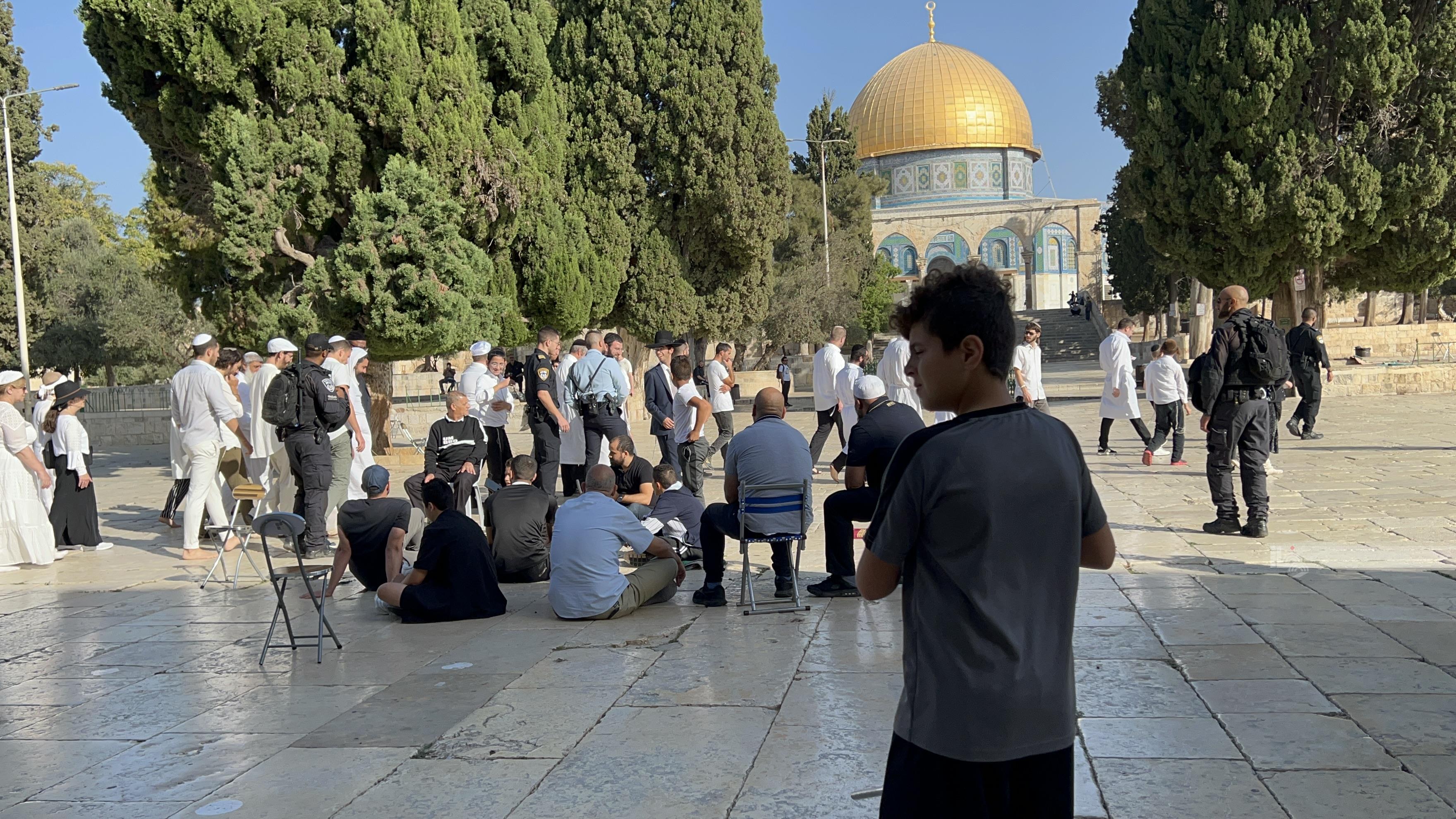 Sous une garde policière, des centaines de colons israéliens profanent la mosquée d’Al-Aqsa
