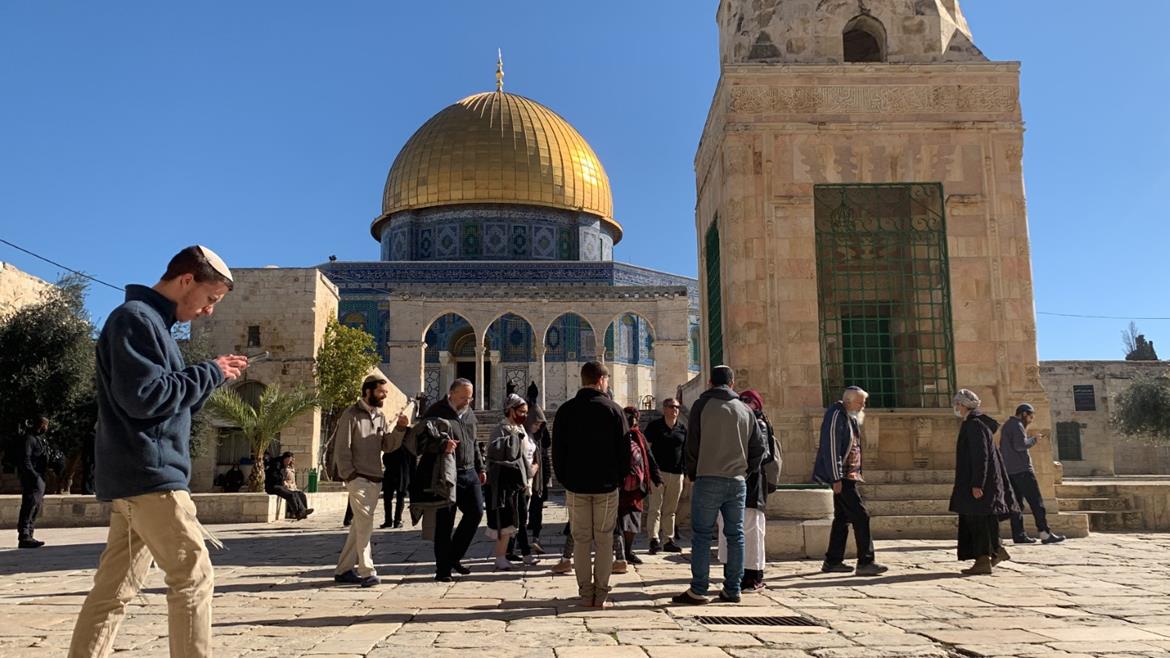 Fortement gardés par la police d’occupation, des dizaines de colons s’introduisent dans la mosquée d’Al-Aqsa