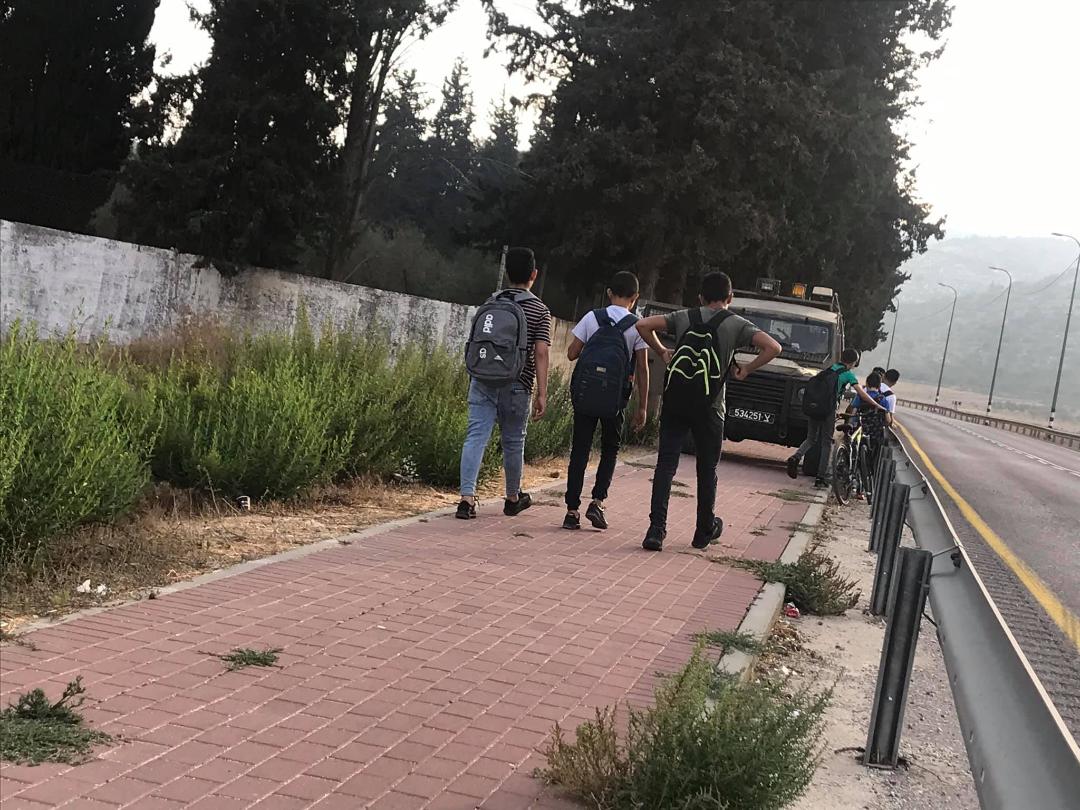 L’accès des écoliers palestiniens à leur école bloqué par l’armée d’occupation