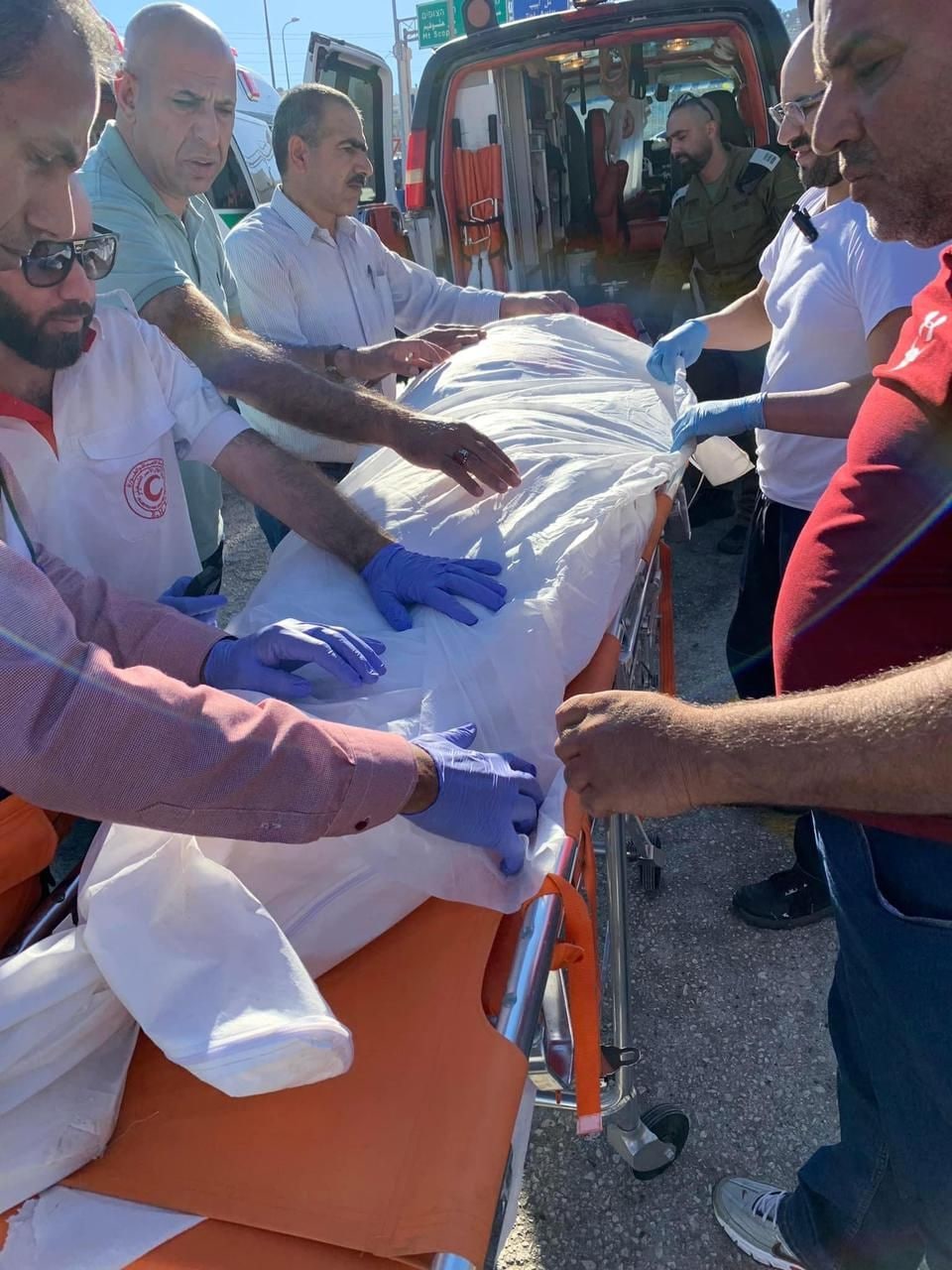 Remise du corps d'une femme de Jérusalem tuée par les forces d'occupation l'année dernière, par les autorités israéliennes