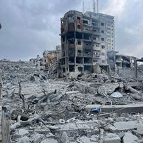 Les avions de guerre israéliens détruisent 22 639 logements, 10 établissements de santé et 48 écoles à Gaza.