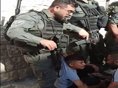 Un véhicule de la police israélienne écrase un palestinien pour avoir hissé le drapeau palestinien à Jérusalem occupée   