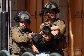 L’armée israélienne arrête deux enfants après avoir poursuivi un véhicule à Silwad.