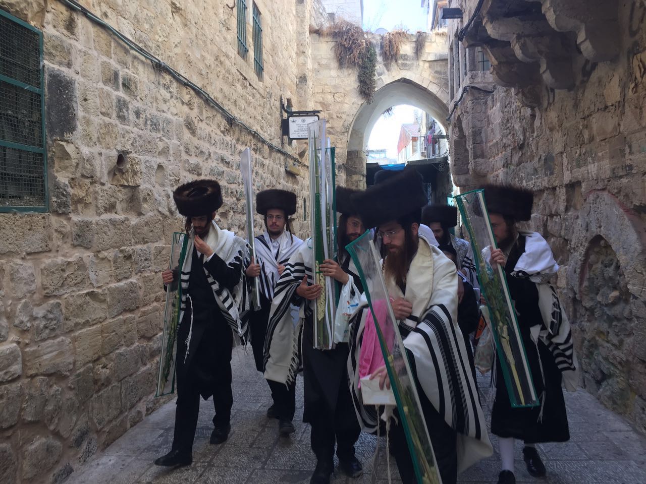 Des  colons  juifs exécutent des rituels talmudiques dans le marché de Qattanin à Jérusalem occupée