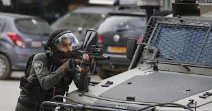 Un garçon blessé par balles réelles lors d'affrontements avec les forces d'occupation au nord d'Hébron
