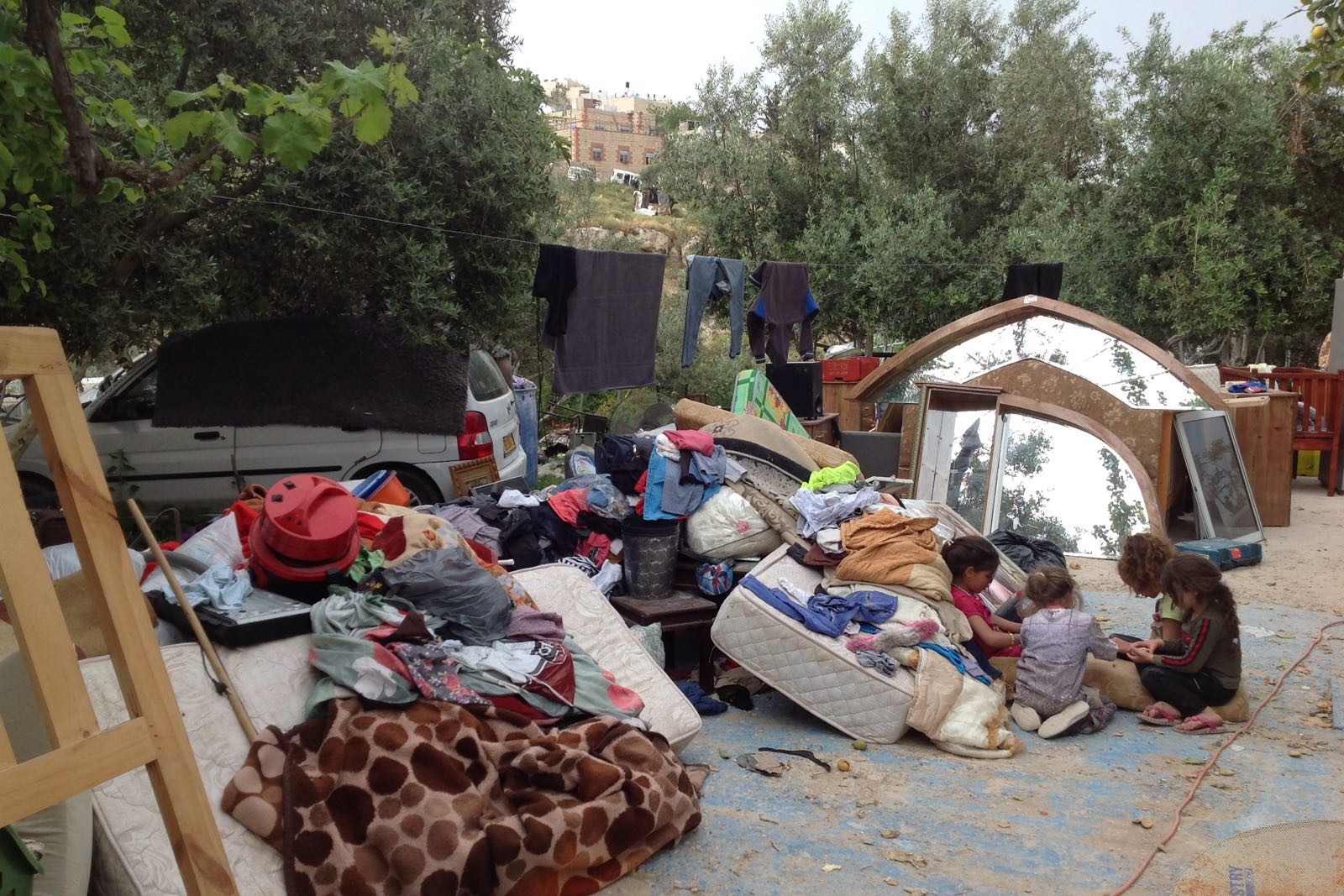 Les autorités d’occupation israéliennes obligent un Palestinien à démolir sa maison à Jérusalem occupée