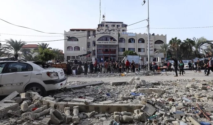 L'occupation ferme les portes de l'hôpital Al-Amal avec des barrières de terre 